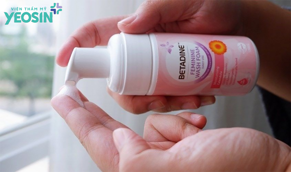 Dung dịch vệ sinh làm hồng cô bé Betadine Feminine Wash Foam